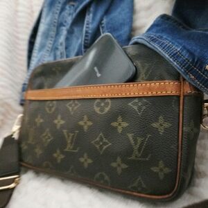 Authentic LOUIS VUITTON LV Monogram Vintage Crossbody Wallet Clutch Traveler Woc